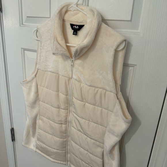 Soft cream vest! - Picture 3 of 3